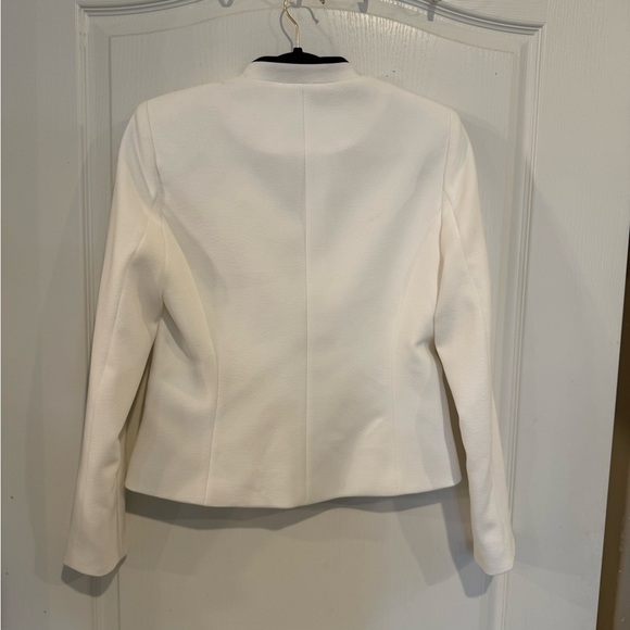 Calvin Klein women’s white 2 button long sleeve blazer black trim sz 4. No flaws - Picture 3 of 7